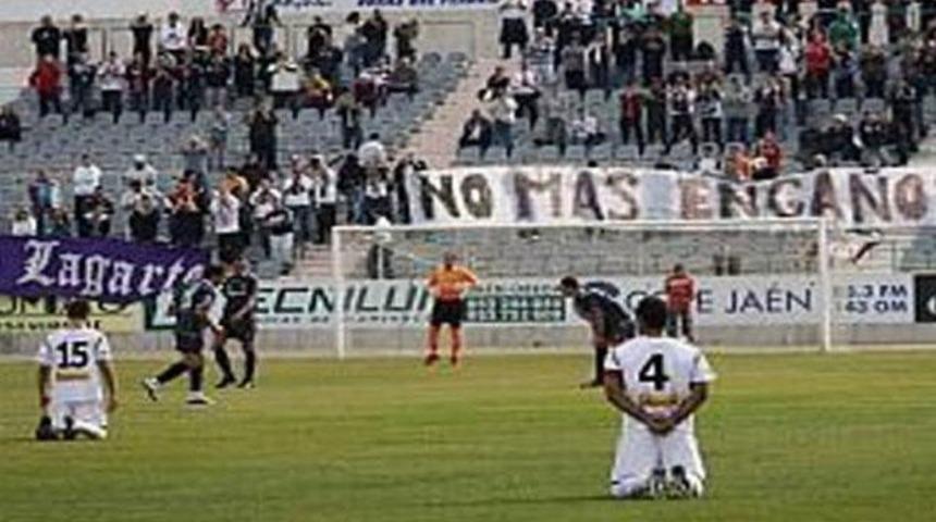 Futbolcular diz &ccedil;&ouml;kt&uuml;! (Video)