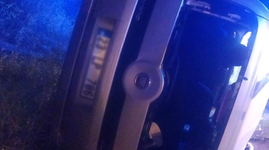 Elazığ’da hafif ticari araç yan yattı: 2 yaralı