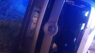 Elazığ’da hafif ticari araç yan yattı: 2 yaralı