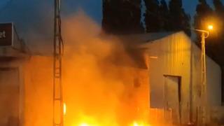 Iğdır'da dökülen çöpler alev aldı! Elektrik direği yandı