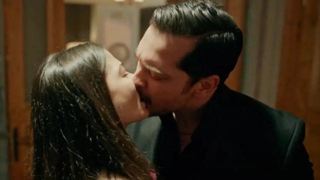 Haftalık 3,5 milyon TL kazanıyor! 2 dev anlaşma daha! Sete çıkıyor