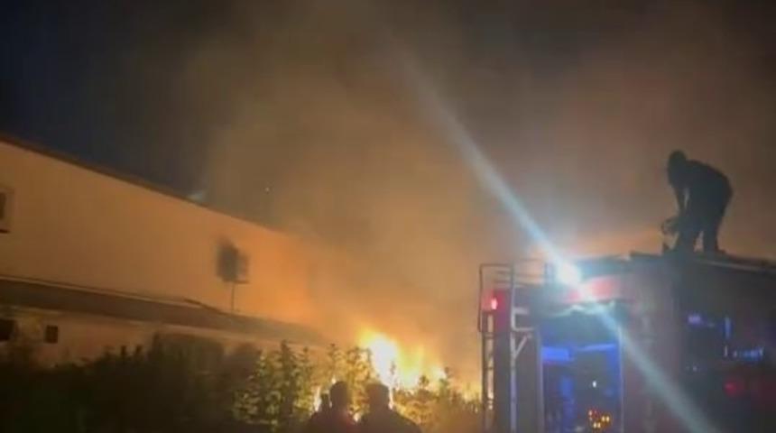 Otluk alanda başlayan yangın, tül fabrikasına sıçradı