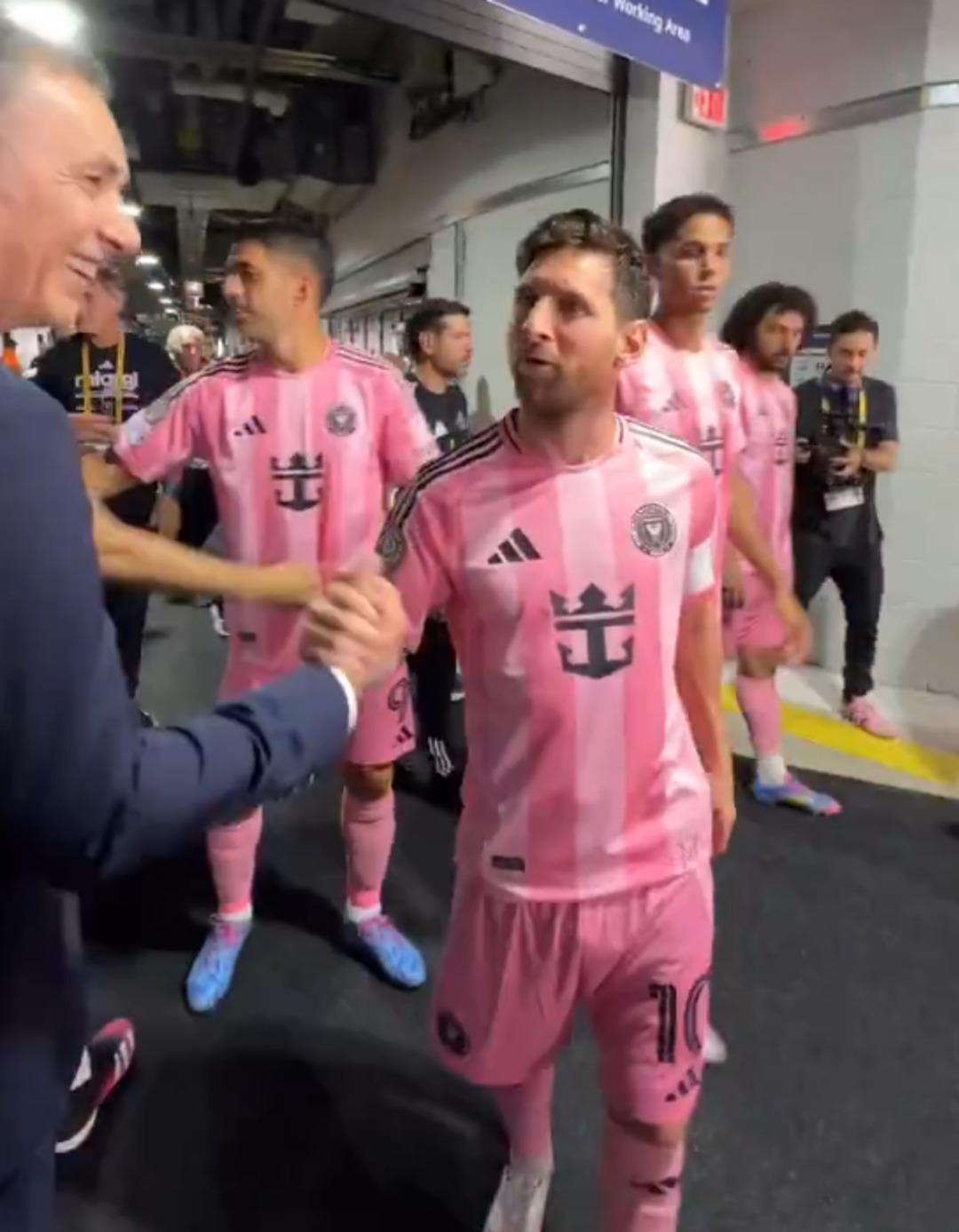 Messi den Ronaldo hayranlığı ile bilinen ünlü fenomene şok hareket!  1