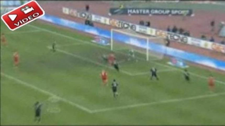 Attığı gole pişman oldu! (Video)