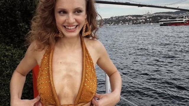 Deha'dan apar topar çıkartılmıştı! Ahsen Eroğlu soluğu tatilde aldı! Peş peşe bikinili pozlar...