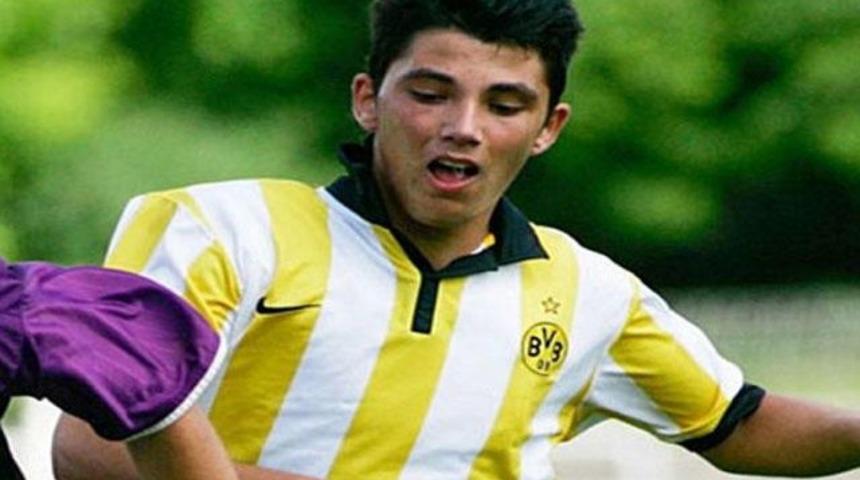 Milli futbolcumuzu &ccedil;aldılar!