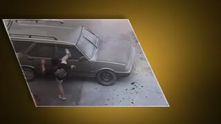 Aracından dumanların yükseldiğini görünce adeta deliye döndü! Camları tekmeyle, aynaları yumrukla kırdı