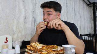 Yedikçe acıkan genç, bir oturuşta 15 lahmacun yiyor: Yemeye başladığımda aç olduğumdan daha aç oluyorum Evinde 2 aileye yetecek kadar yemek pişiyor! 