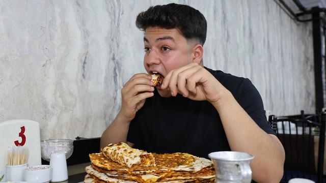 Yedikçe acıkan genç, bir oturuşta 15 lahmacun yiyor: Yemeye başladığımda aç olduğumdan daha aç oluyorum Evinde 2 aileye yetecek kadar yemek pişiyor! 