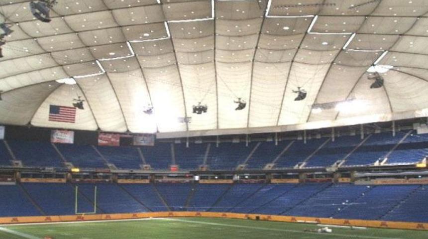 Stadyumun &ccedil;atısı &ccedil;&ouml;kt&uuml;! (Video)