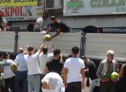 Resmen izdiham çıktı, 30 ton kapış kapış gitti! Birbirleri ile yarıştılar, trafik durma noktasına geldi 'Bedava ikram'