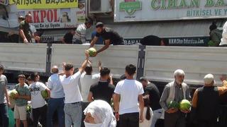 Resmen izdiham çıktı, 30 ton kapış kapış gitti! Birbirleri ile yarıştılar, trafik durma noktasına geldi 'Bedava ikram'