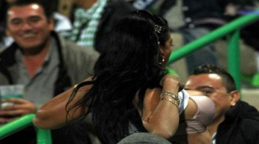 Trib&uuml;nde g&ouml;ğ&uuml;sler fora... (Video)