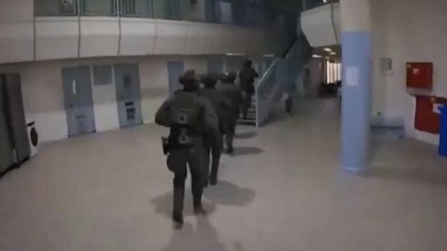 İsrail kendi hapishanelerine baskın düzenlendi! Mahkumlar etkisiz hale getirildi