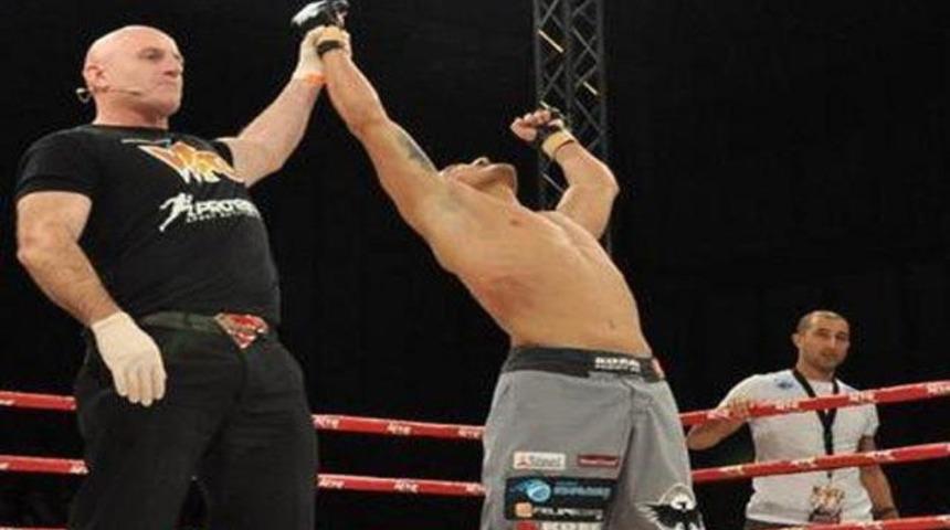 T&uuml;rk d&ouml;v&uuml;ş&ccedil;&uuml; 1 dakikada pes ettirdi!