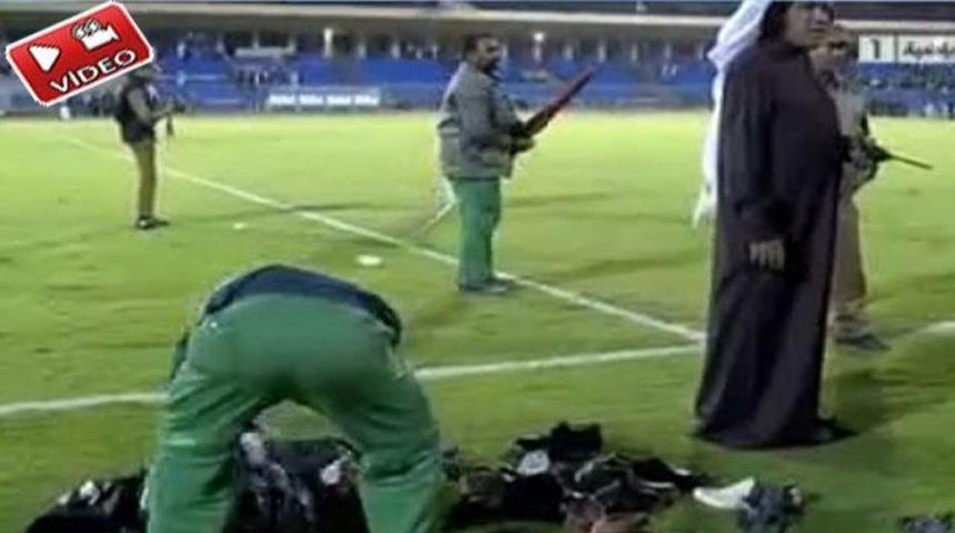 Sahaya ayakkabı yağdı! (Video)