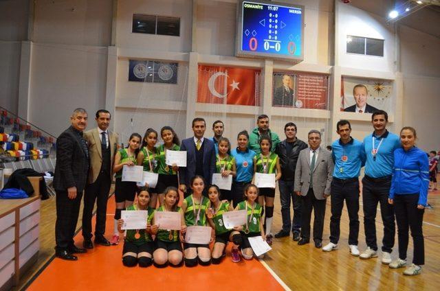 Voleybolda grup birincileri madalyalarını aldı