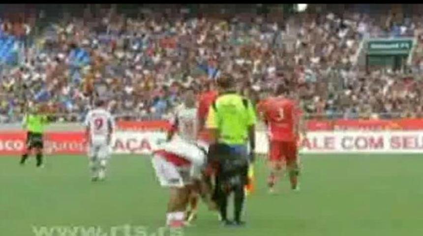 Hakemin şortunu indirdi! (Video)