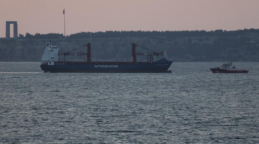 Çanakkale Boğazı'nda makine dairesinde yangın çıkan gemi kurtarıldı