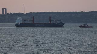 Çanakkale Boğazı'nda makine dairesinde yangın çıkan gemi kurtarıldı