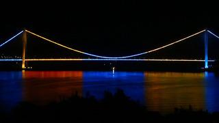 Köprüler sarı-lacivert renklerle ışıklandırıldı