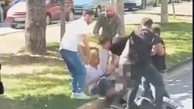 Cani adam trafikte tartıştığı kişiyi kemerle boğmaya çalıştı