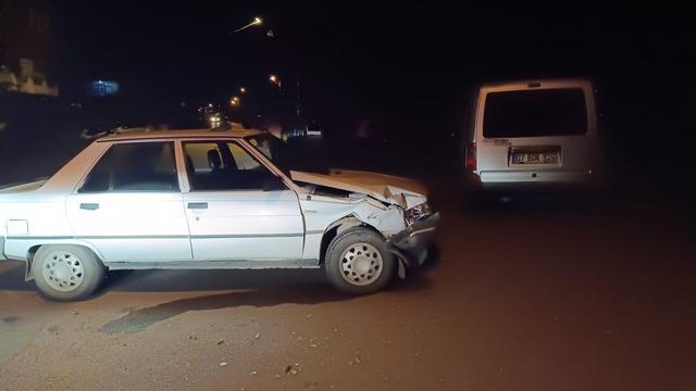 Serik’te ticari araç ile otomobil çarpıştı: 1 yaralı 1