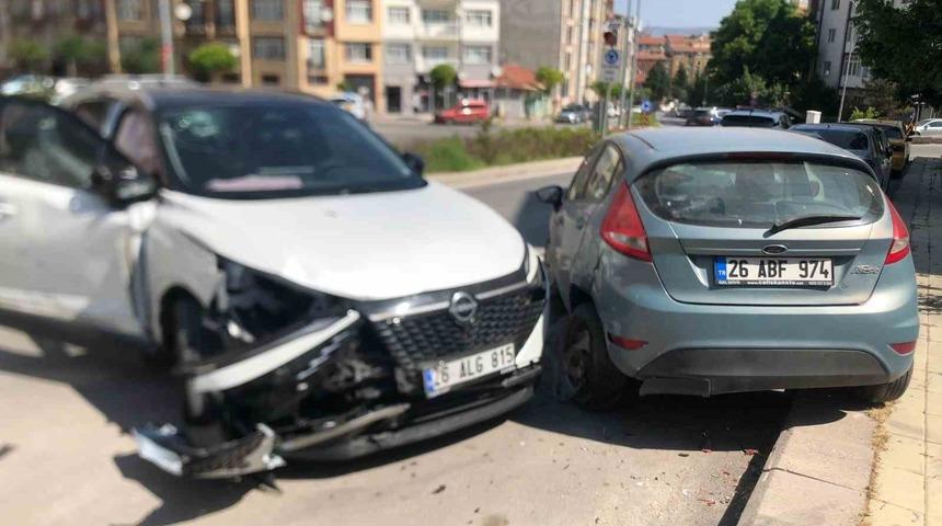Eskişehir’de 3 araca çarparak durabilen cipin sürücüsü yaralandı