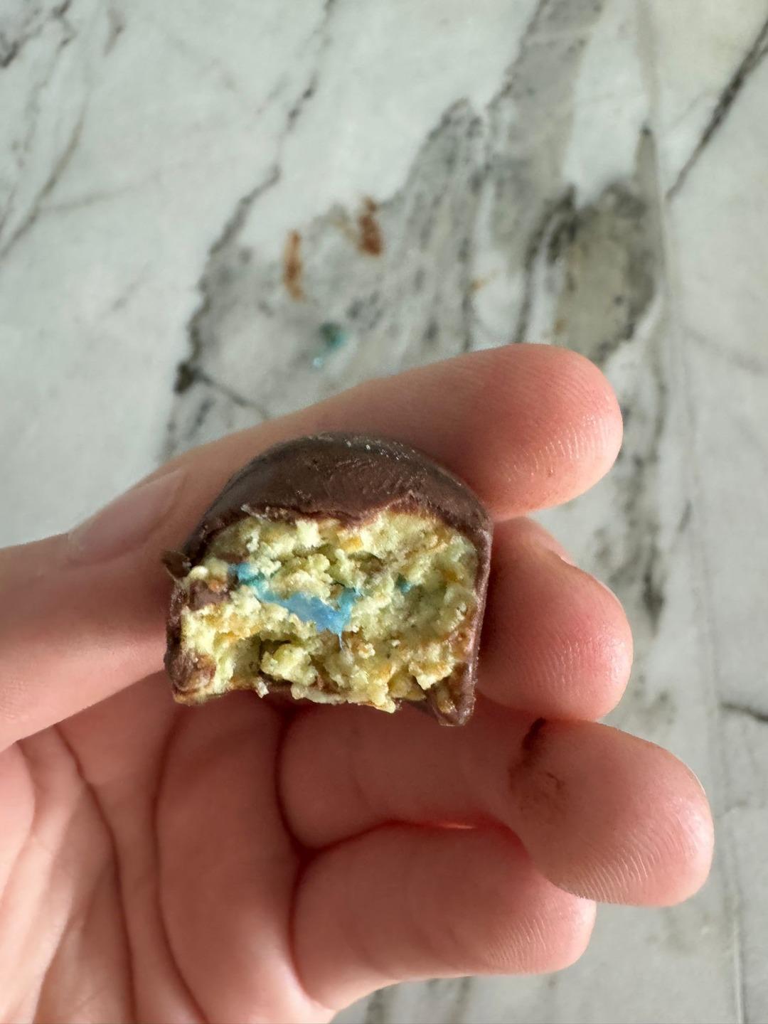 Dubai çikolatası skandalı: Küçük çocuk felaketten son anda döndü! İçinden plastik çıktı... 3