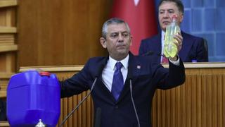 Motorin 50 lirayı aştı, Özgür Özel kendini tutamadı! Kürsüyle bidonla çıktı: İğneden ipliğe zam gelecek