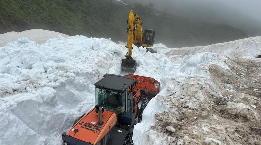 Yaylalarda karla mücadele! Çığlar temizlenmeye devam ediyor