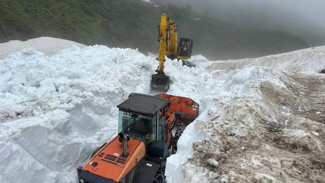 Yaylalarda karla mücadele! Çığlar temizlenmeye devam ediyor