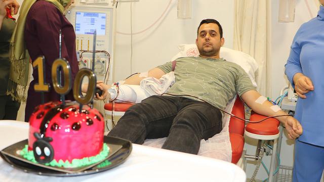 Hayat kurtaran bağış: 100'üncü kök hücre donörü onuruna pasta kesildi