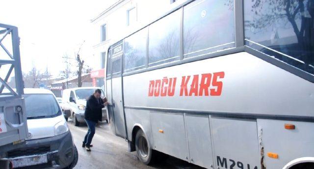 Kars’ta yollar buz pistine döndü