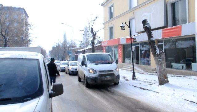 Kars’ta yollar buz pistine döndü