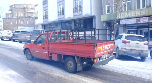 Kars’ta yollar buz pistine döndü