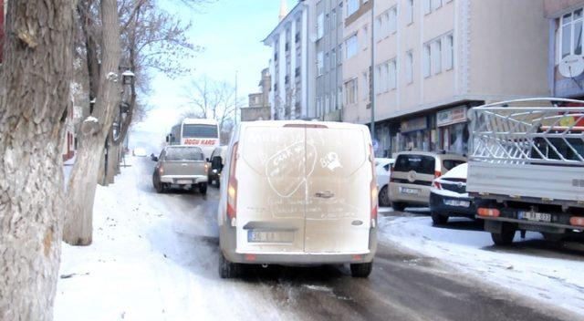 Kars’ta yollar buz pistine döndü