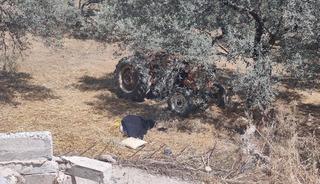 Devrilen traktörün altında kalan sürücü hayatını kaybetti