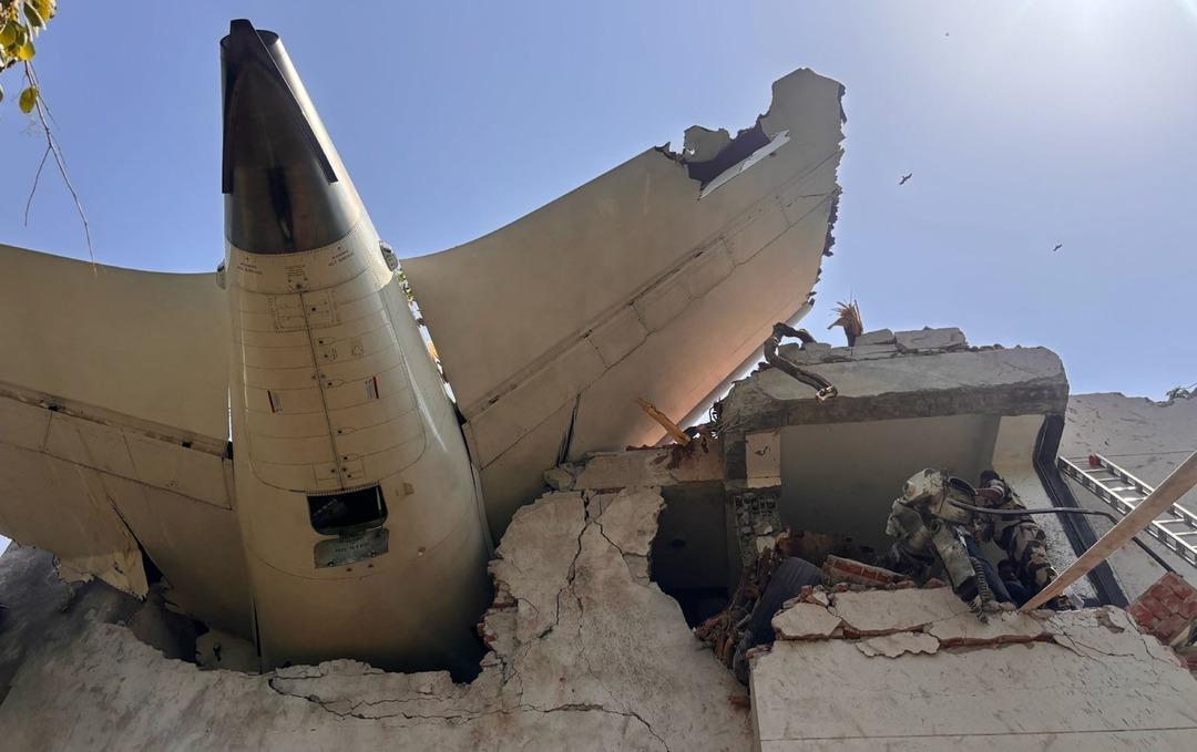 Hindistan da kaza yapan uçağın pilotu kahraman ilan edildi! Yüzlerce kişinin hayatını kurtarmış! Tek hamlesiyle... 1