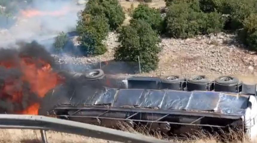 TAG Otoyolu'nda devrilen tır yandı: 1 yaralı