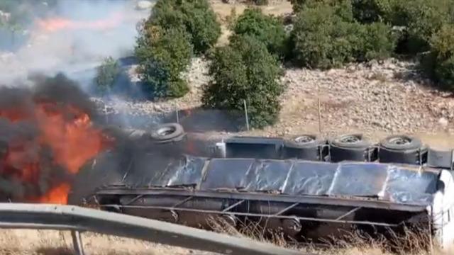 TAG Otoyolu'nda devrilen tır yandı: 1 yaralı