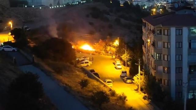 Elazığ’da yerleşim bölgesinde çıkan otluk alan yangınına müdahale edildi