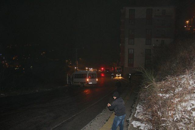 Amasra’da buz tutan yolları itfaiye tuzladı