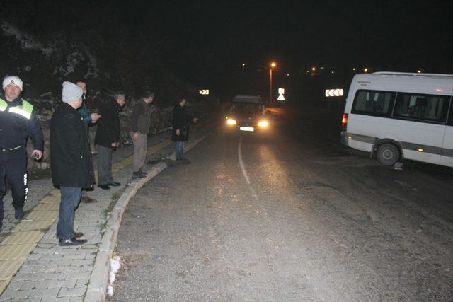 Amasra’da buz tutan yolları itfaiye tuzladı