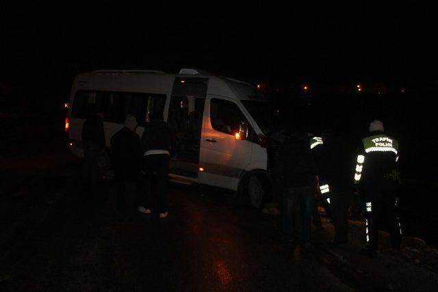 Amasra’da buz tutan yolları itfaiye tuzladı