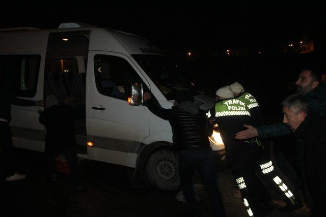 Amasra’da buz tutan yolları itfaiye tuzladı