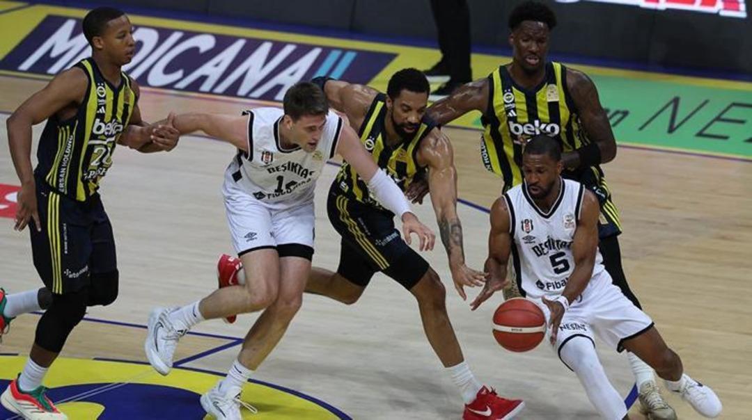 Basketbol Süper Lig’de derbinin kazananı Fenerbahçe! Ezeli rakipte koç Dusan Alimpijevic sahadan atıldı... 2