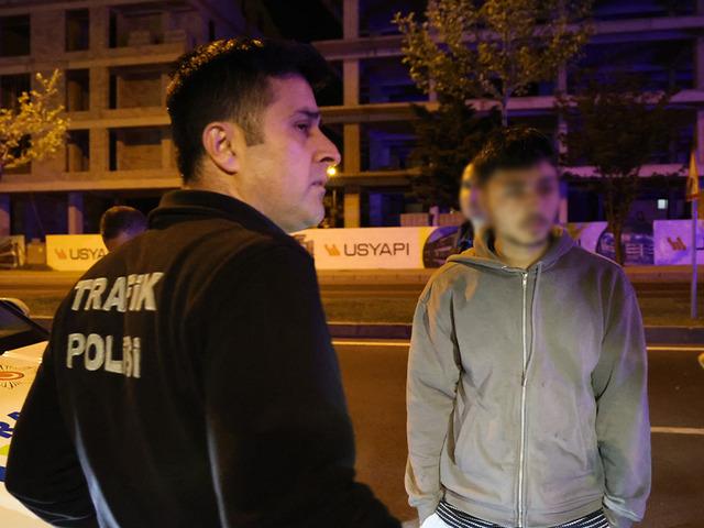 Hem alkollüydü hem de ehliyetsiz! Yakalanınca suçu babasına attı