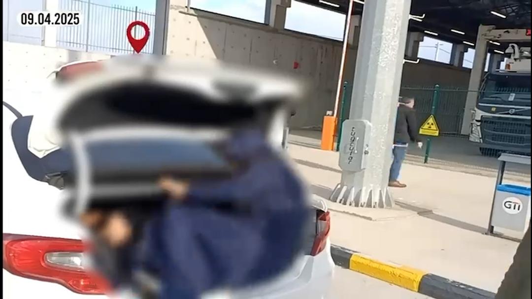 Bakan Yerlikaya açıkladı: Sevenler suç örgütüne operasyon! Göçmenin araç motorundan çıkış anı kameralara yansıdı 3