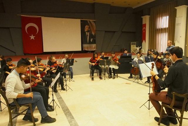 Zeytin Çekirdekleri Orkestrası, Paris yolcusu